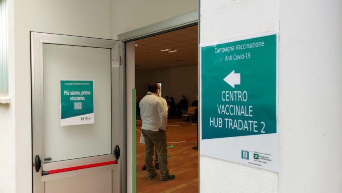 Vaccini a Tradate, lunghe attese e tanti disagi. Nuovi slot in arrivo