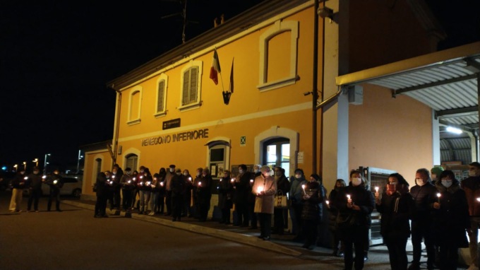 Duecento candele fuori dalla stazione di Venegono: “Non si può rimanere indifferenti”