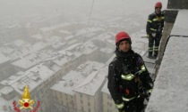 Sopra Varese, sotto la neve: le foto dei Vigili del Fuoco in cima al Bernascone per l'Immacolata