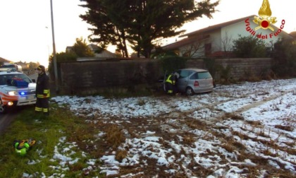 Auto contro la recinzione, poi l'infarto e la tragedia