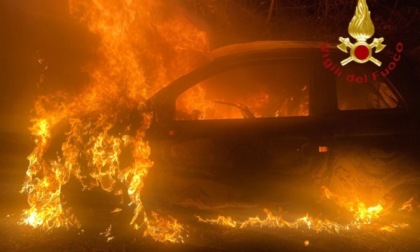 Auto abbandonata in fiamme a Lomazzo