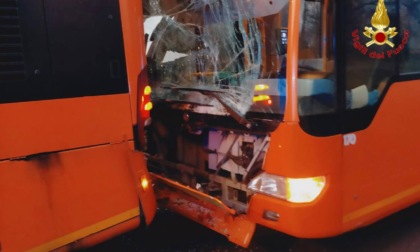 Scontro fra autobus a Varese, tutti illesi