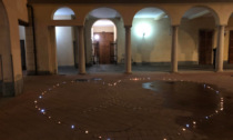 Palloncini bianchi e candele in ricordo delle donne vittime di violenza