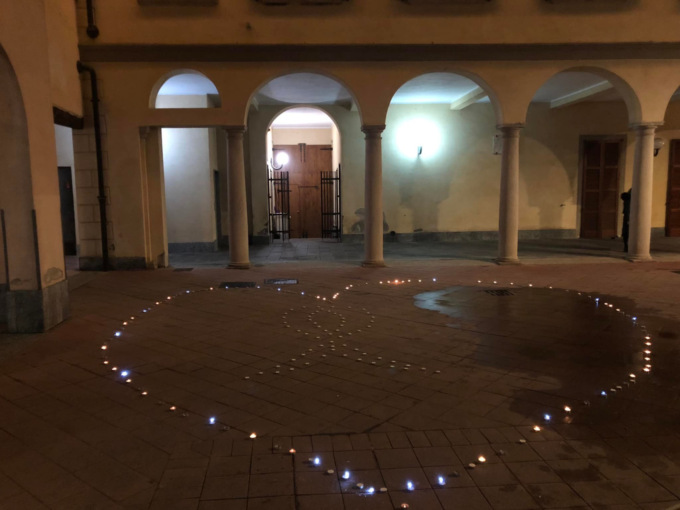 Palloncini bianchi e candele in ricordo delle donne vittime di violenza