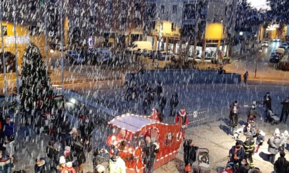 Mozzate, nevica in piazza: è "La magia del Natale"