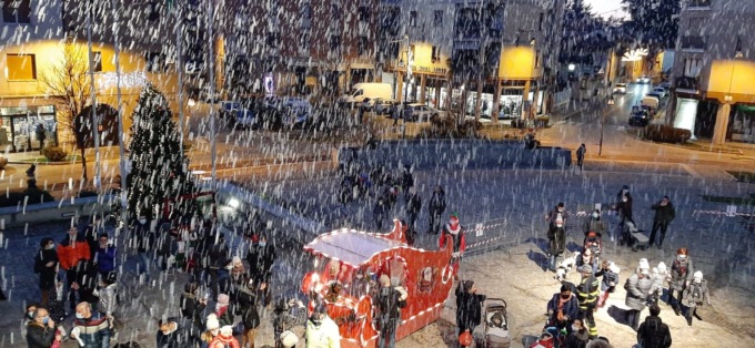 Mozzate, nevica in piazza: è “La magia del Natale”