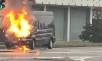 Nerviano, furgone in fiamme sul Sempione