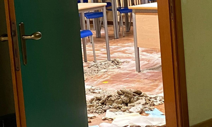 Crollato il soffitto di un’aula al liceo Galilei
