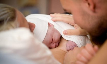 Rotte le acque, la chiamata e i soccorsi. Non c’è tempo: la bimba nasce in casa