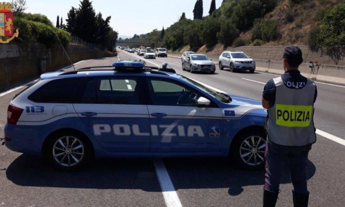Lo invitano a fermarsi per lo sportello del serbatoio aperto, fugge: senza patente e con 4 etti di hashish a bordo