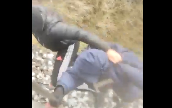Ragazzini appesi al treno in corsa, avviata indagine