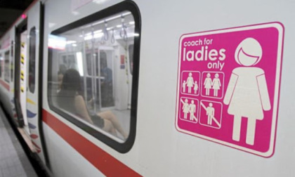 Sui treni un vagone per sole donne: dopo le violenze, la petizione a Trenord