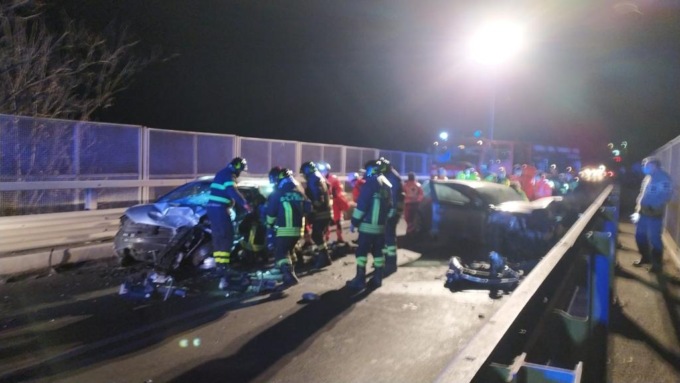 Incidente frontale sul ponte di Cairate, ferito gravemente un uomo