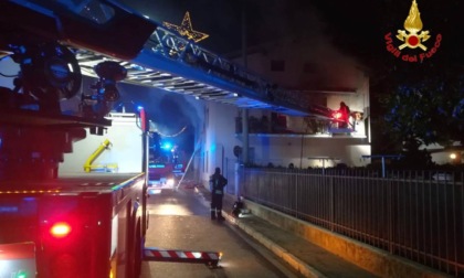Incendio nella notte a Venegono, appartamento in fiamme