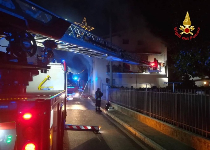 Incendio nella notte a Venegono, appartamento in fiamme