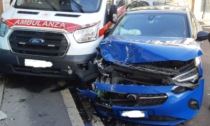 Incidente fra auto e ambulanza: coinvolte sei persone