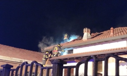 Incendio in una villetta, in fiamme il tetto