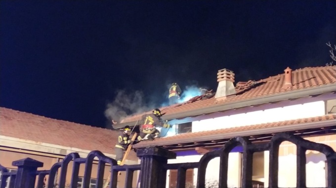 Incendio in una villetta, in fiamme il tetto