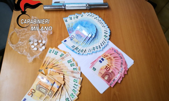Evade dai domiciliari, trovato con cocaina e contanti
