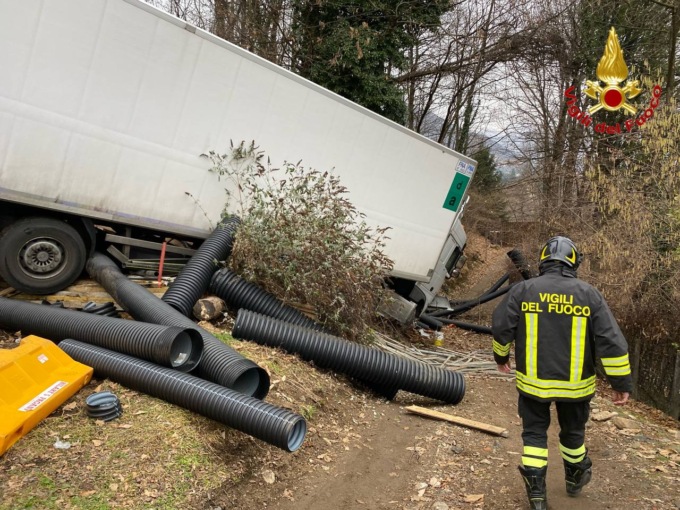 Camion fuori strada, Vigili del Fuoco a Cadegliano