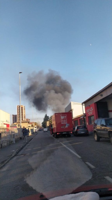 incendio in un capannone a caronno