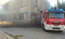 Incendio in un capannone a Caronno, foto e video dell'intervento