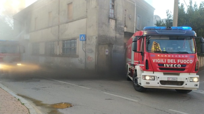 incendio in un capannone a caronno
