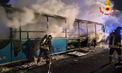 Gallarate, autobus in fiamme sulla A36