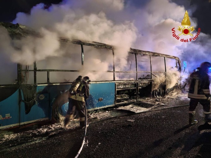 Gallarate, autobus in fiamme sulla A36