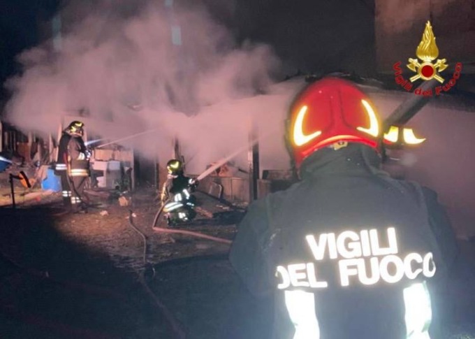 Fiamme in un capanno di via Adua a Caronno