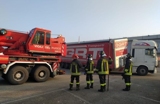 Rimorchio sbaglia a sganciare il carico, Vigili del Fuoco a Lonate Pozzolo