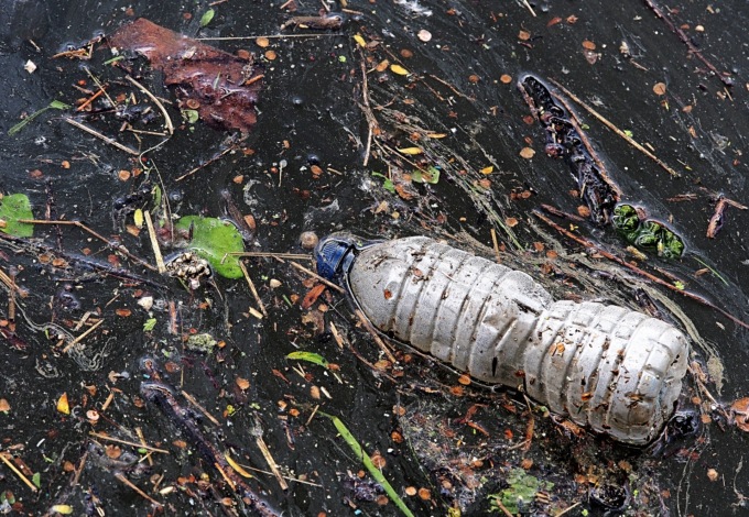 Degradare la plastica? Ci pensa l’enzima “mangiaplastica” dell’Insubria