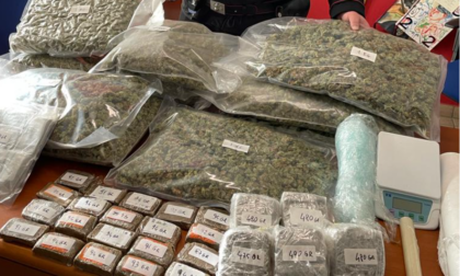 Nascondevano 10 chili di marijuana e 5 chili di hashish in garage: arrestati tre spacciatori