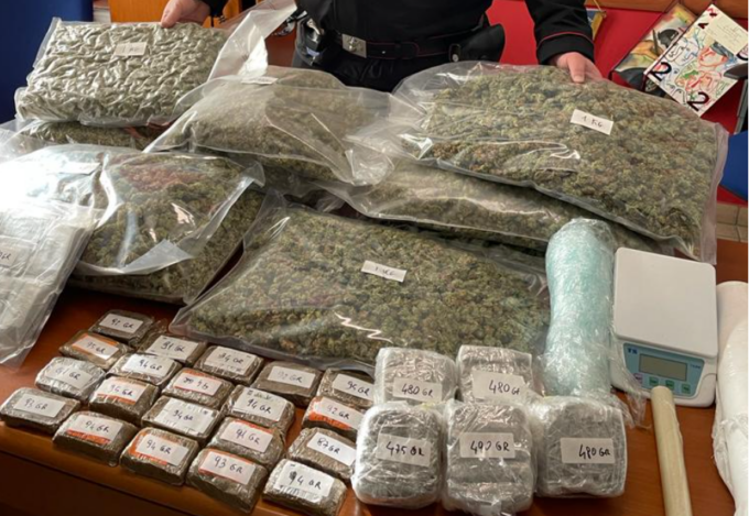 Nascondevano 10 chili di marijuana e 5 chili di hashish in garage: arrestati tre spacciatori