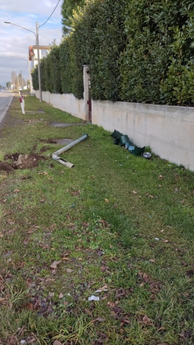 Turate, si schianta contro un semaforo e lo abbatte