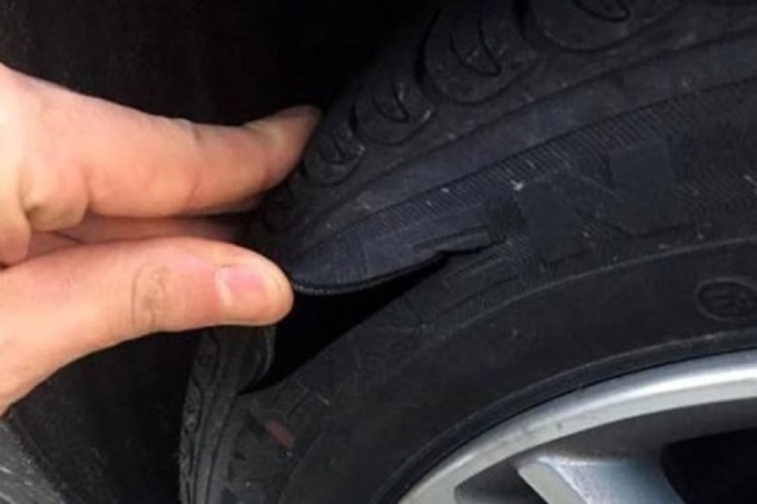Gomme tagliate alle auto in via Maspero: denunciata un’80enne