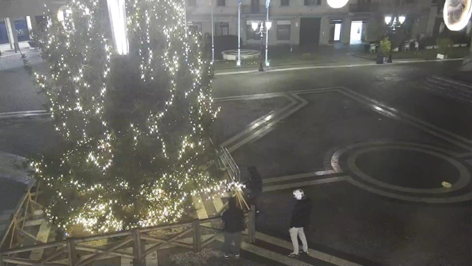 Vandalizzato l’albero di Natale di Saronno: beccati i responsabili