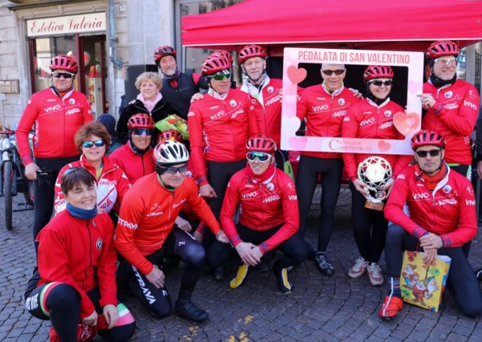 Oltre 200 innamorati della bicicletta per il San Valentino in sella a Gavirate