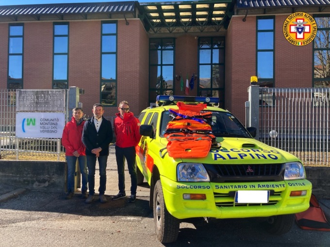 La Stazione di Varese del Soccorso alpino riceve in dono un materassino a depressione