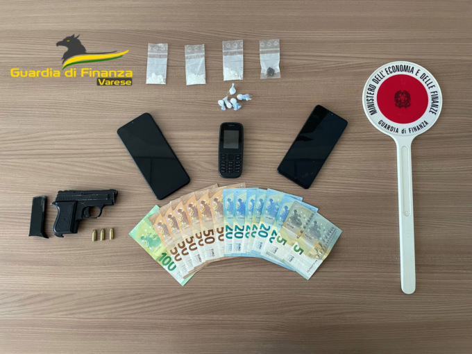 Arrestato spacciatore a Gorla Minore: con sé aveva una pistola