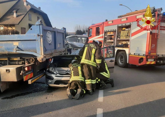 Schianto a Cogliate, l’auto finisce sotto al camion