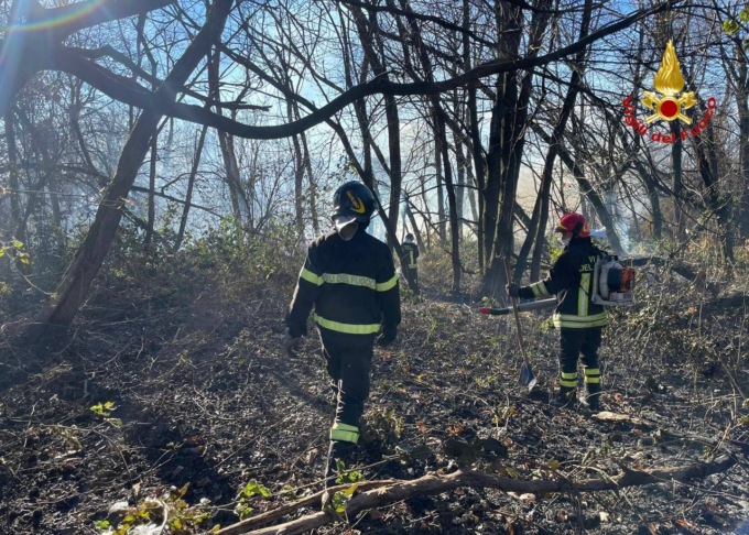 Incendio nei boschi a Malnate, anche due Canadair in azione