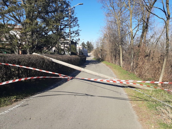 Cade un palo Telecom, chiusa una strada