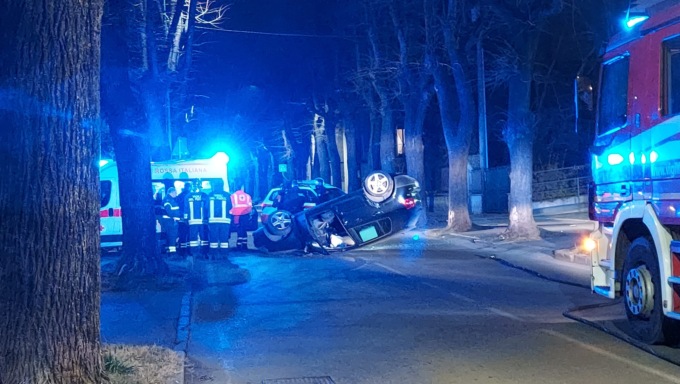 Schianto in viale Marconi, auto ribaltata e soccorsi al lavoro