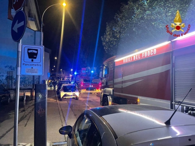 Incendio in uno scantinato, quattordici famiglie evacuate