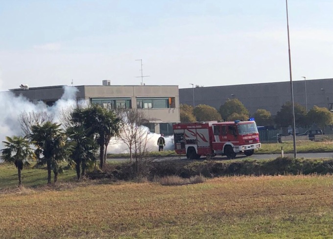 Auto in fiamme a Fenegrò