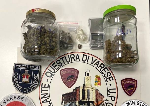 Spinello con gli amici ai Giardini Estensi, quasi due etti di droga sequestrati: denunciato 17enne