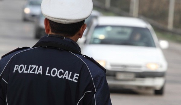 Petardi nell’ultimo giorno di scuola, i vigili fermano un 13enne, la mamma li investe