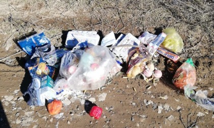 Mozzate, continua lo scarico abusivo di rifiuti nei campi