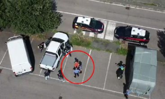 Sesso orale con la vedova al cimitero, poi la ricatta e chiede 5mila euro